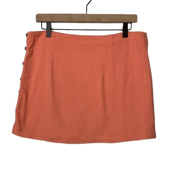 Free People 100% Cotton gauzy Mini skirt with detail wooden buttons. Size Medium - Picture 2 of 5